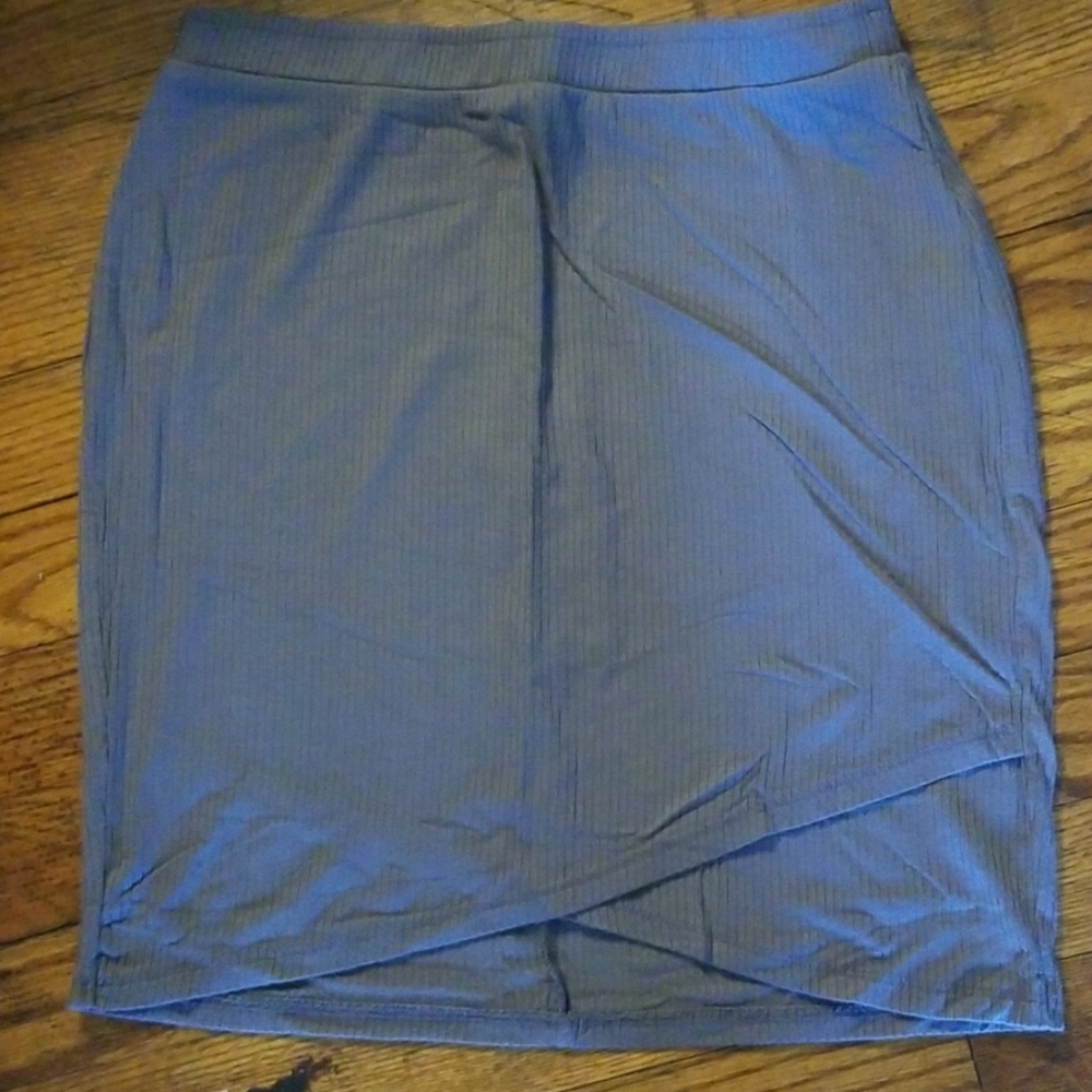 Grey ribbed knit Hollister skirt.
